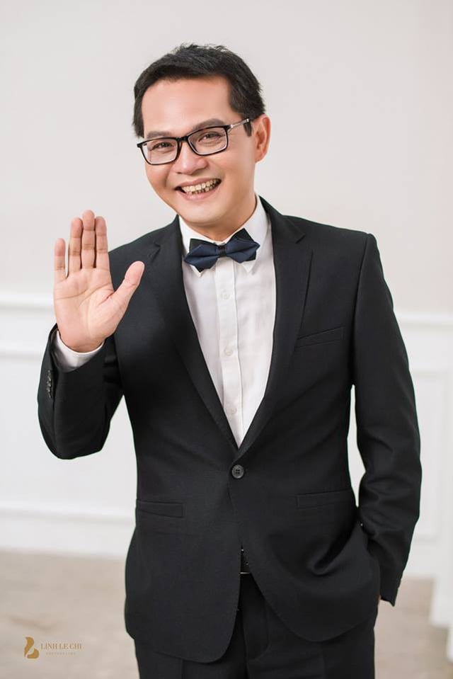 Ở tuổi U50, Trung Hiếu mới chính thức lấy vợ khiến công chúng đều nóng lòng chờ đợi Quatrian shbet hiện đang mở của anh. Nhiếp ảnh gia thực hiện bộ hình chia sẻ, anh Trung Hiếu là một chú rể rất biết cách chăm sóc, quan tâm chu đáo tới cô dâu.  