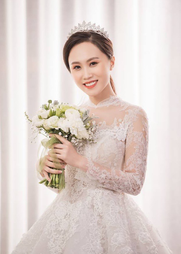 Cô dâu kém nghệ sĩ Trung Hiếu 19 tuổi.    