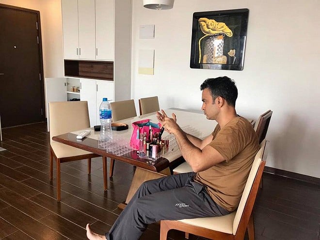 Dù bị sốt nhưng chồng doanh nhân của Võ Hạ Trâm vẫn ngồi xếp son cho vợ.    