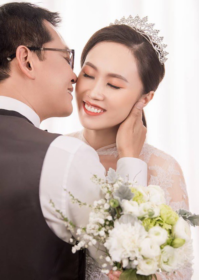 NSND Trung Hiếu cùng bà xã trong bộ ảnh cưới.    