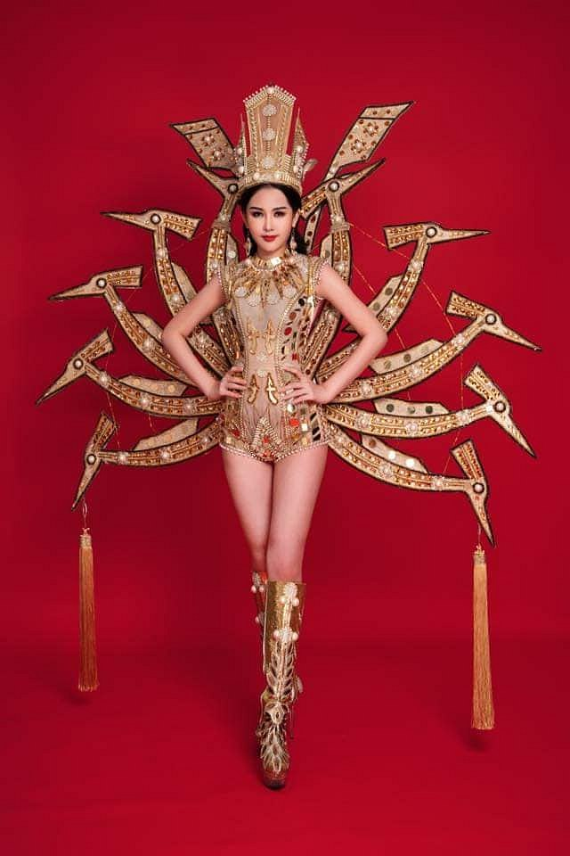 Bộ quốc phục được Ngân Anh trình diễn.  