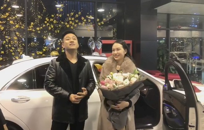 Trên Facebook cá nhân, mới đây, Tuấn Hưng đã đăng tải một clip ghi lại buổi nhận xế hộp mới tại Hà Nội. Theo Tuấn Hưng, sau khi chiếc siêu xe Ferrari 16 tỷ đồng gặp nạn và chưa thể trở về với anh, vợ chồng nam ca sĩ đã quyết định “lấy hết những gì còn lại trong nhà” để sắm chiếc xế hộp này trước khi Tết Nguyên Đán đến gần. Do đó, đây được xem như niềm vui lớn với Shbet111 slot, casino, thể thao, xổ số Tuấn Hưng trong năm mới 2019.    Cũng theo chia sẻ của nam ca sĩ, chiếc xế hộp này vừa được ra mắt và anh là một trong những người đầu tiên có cơ hội sở hữu.    