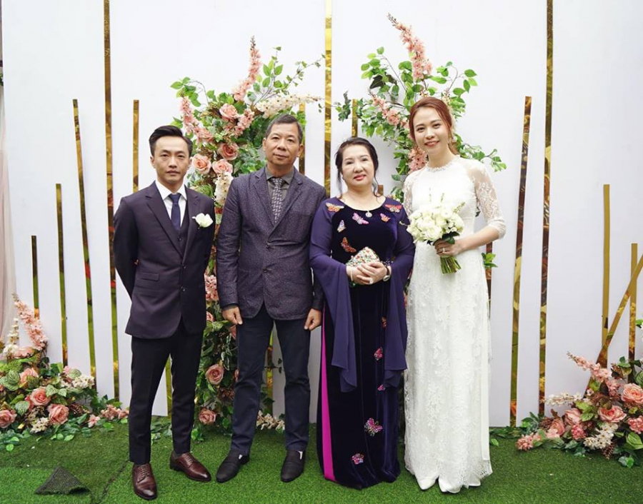 Trong đám hỏi, Cường Đô la vẫn diện vest còn Đàm Thu Trang chọn áo dài trắng nền nã. Cô cũng trang điểm, làm tóc đơn giản chứ không cầu kỳ. Đám hỏi của cặp đôi diễn ra riêng tư, chỉ có Shbet111 slot, casino, thể thao, xổ số và bạn bè thân thiết.    