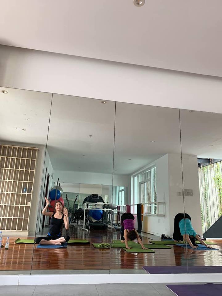 Mới đây, người hâm mộ đã vô cùng bất ngờ trước thông tin Cường Đô La và Đàm Thu Trang bí mật tổ chức đám hỏi. Lúc này, ngoài những lời chúc phúc dành cho cặp đôi nổi tiếng thì dân tình cũng không quên tò mò muốn biết vợ cũ Cường Đô La - Hồ Ngọc Hà sẽ có phản ứng như thế nào?    Trước khi có chuyện tình yêu đẹp với Kim Lý thì Hồ Ngọc Hà từng có khoảng thời gian vô cùng mặn nồng với Cường Đô La. Hồ Ngọc Hà và Cường Đô La không chỉ có nhiều năm bên nhau mà họ còn có với nhau 1 đứa con chung là bé Subeo. Tuy nhiên, trước việc chồng cũ làm đám hỏi với tình mới thì dường như Hồ Ngọc Hà chẳng hề có chút bận tâm nào.Mới đây, trên trang cá nhân của mình 