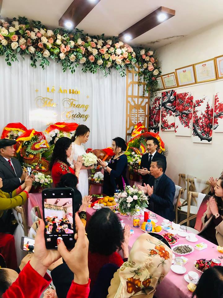 Từng trải qua nhiều mối tình với nhiều người đẹp trong showbiz như Hồ Ngọc Hà, Hạ Vi... nhưng đến Đàm Thu Trang, Cường Đô la mới có nhiều hành động công khai hơn như gọi mỹ nhân gốc Lạng Sơn là vợ, để trạng thái 