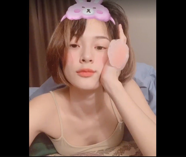 Hạ Vi có hành động khó hiểu khi hay tin Cường Đô La cưới vợ.    