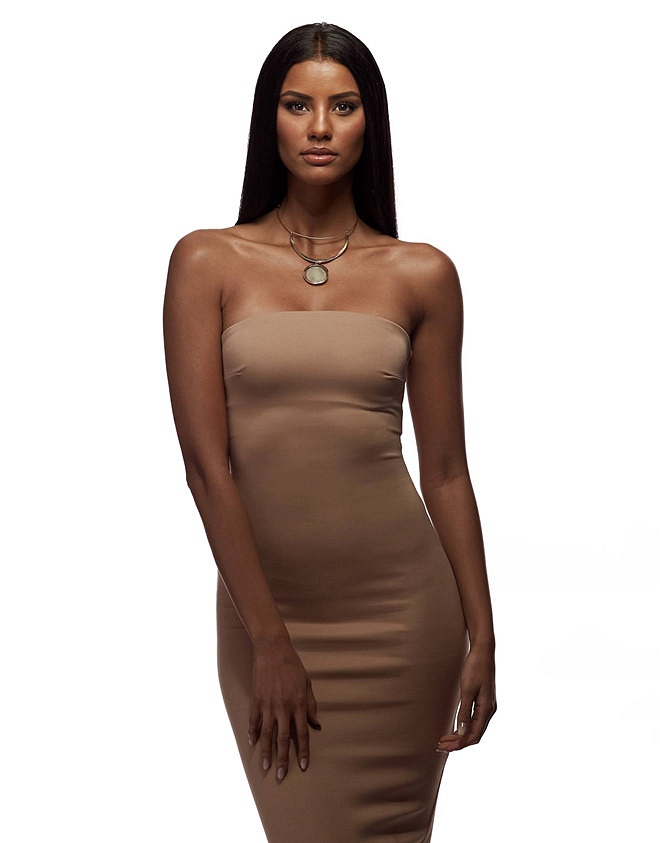 Á hậu Hoàn vũ 2018 Tamaryn Green (Nam Phi) cũng có tên trong Top 50. Cô là bạn của H’Hen Niê và là một trong những thí sinh có gương mặt đẹp nhất cuộc thi.    