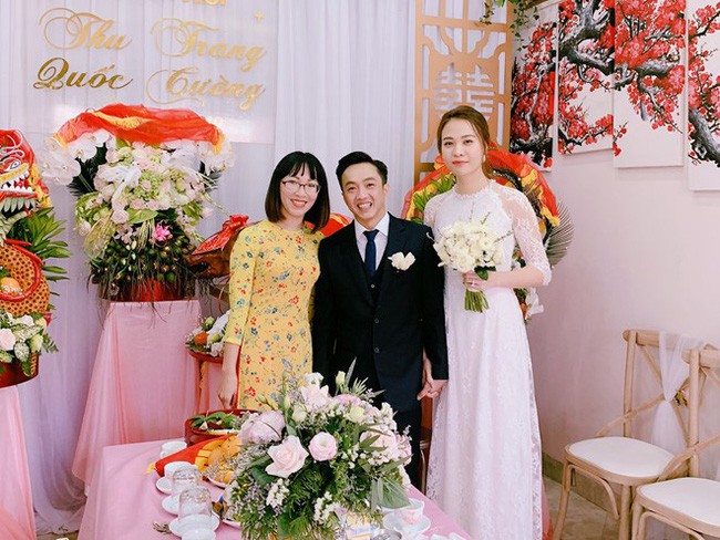Người đẹp luôn khéo léo che hoa cưới trước bụng.    