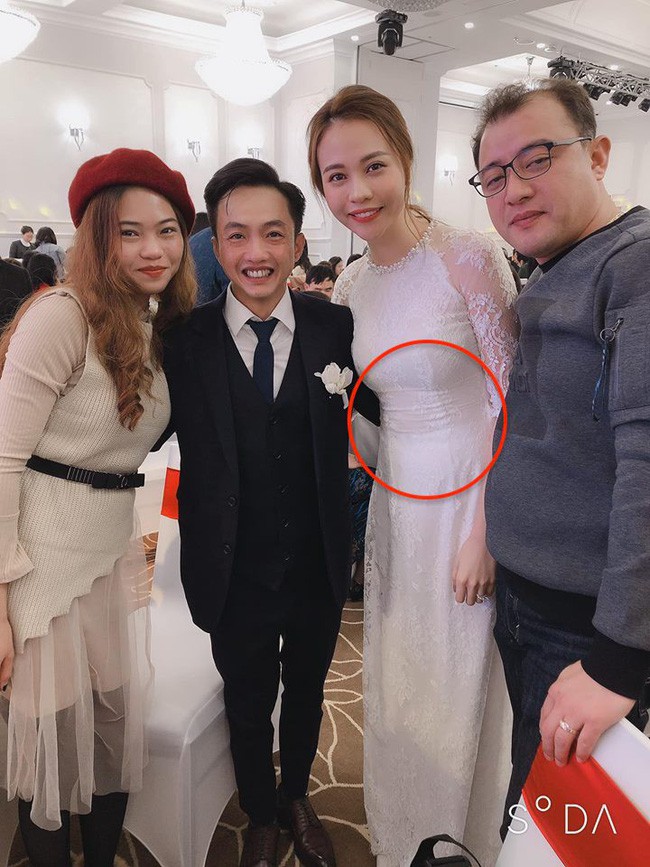 Sáng ngày 20/1, lễ ăn hỏi của Cường Đô La và Đàm Thu Trang đã diễn ra tại quê nhà cô dâu ở Lạng Sơn. Đám hỏi được tổ chức riêng tư với sự góp mặt của họ hàng hai bên và bạn bè thân thiết của cặp đôi.    Xuất hiện trong đám hỏi, Đàm Thu Trang vô cùng xinh đẹp dù chỉ trang điểm nhẹ nhàng. Cựu người mẫu diện áo dài trắng cách điệu, mỉm cười hạnh phúc bên chú rể Cường Đô La. Tuy nhiên, trong một số bức ảnh chụp cùng người thân, Đàm Thu Trang lại vô tình để lộ vòng 2 nhô cao bất thường.    Ở góc chụp nghiêng, vòng 2 lùm xùm của người đẹp lại càng lộ rõ. Điều này khiến hâm mộ không khỏi ngạc nhiên bởi vốn dĩ Hoa khôi xứ Lạng từng sở hữu vòng eo 