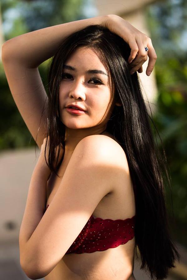 Trong loạt ảnh chưa photoshop, nhan sắc của Lê Âu Ngân Anh xuống cấp thật sự.