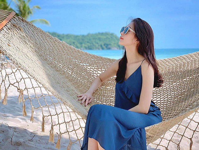 Cách đây ít phút, Hoa hậu Đặng Thu Thảo đã chia sẻ lên trang cá nhân một bức ảnh đẹp không góc chết. Người đẹp Bạc Liêu còn bật mí: “Đi ra đây rồi mà còn bị chụp lén”. Khỏi nói, ai nấy đều xuýt xoa vì dù bị chụp lén mà Thu Thảo đẹp rạng ngời, đường nét thanh tú, vóc dáng mảnh mai.    Bên dưới bức ảnh, nhiều người hâm mộ đã để lại những dòng bình luận khen ngợi nhan sắc của cô:    “Thần tiên tỉ tỉ xinh lung linh chị ơi.”    “Thơ mộng quá Thảo ơi!”    “Đẹp lung linh ạ.”    “Chụp lén mà vẫn lung linh nha em, sắc đẹp của thần tiên tỷ tỷ thì không ai sánh bằng.”    “Góc nghiêng thần thánh.”    Đặc biệt, Lệ Quyên cũng “động lòng” trước nhan sắc của đàn em và lý giải nguyên nhân: “Lỗi do mình đẹp đó mà“. Được biết, bức ảnh này Đặng Thu Thảo bị chồng “chụp lén” tại Phú Quốc. Cô còn than trời vì: “Lúc nào cũng bị chồng chụp mệt quá ha chị!”    Có vẻ như cô và ông xã đang có chuyến nghỉ dưỡng bù cho dịp sinh nhật. Trước đó, ngày 18/1 là sinh nhật nhưng thay vì ăn vận xinh đẹp hay tổ chức tiệc hoành tráng, Đặng Thu Thảo lại cùng chồng giản dị tới trung tâm bảo trợ xã hội. Hành động này của cô khỏi nói đã nhận về cơn mưa lời khen. Ai nấy đều ngưỡng mộ “thần tiên tỷ tỷ” vừa đẹp người, vừa đẹp nết.