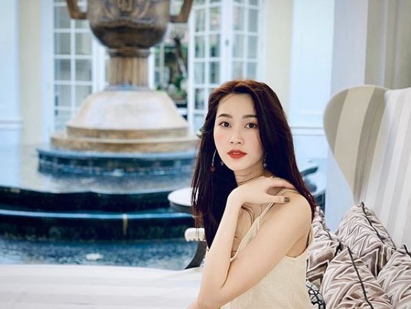 Hoa hậu Đặng Thu Thảo cho rằng cuộc sống vốn đơn giản, chỉ tại chúng ta làm nó phức tạp lên mà thôi. 
