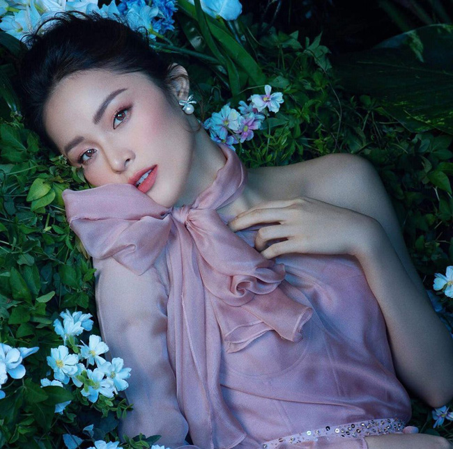 Suốt một năm qua, Hạ Vi gần như không còn xuất hiện tại các sự kiện của làng giải trí và cũng ít khi lộ diện trên mạng xã hội. Trong lúc thông tin Cường Đô la đính hôn ngập tràn mạng xã hội thì Hạ Vi lại dính nghi án đã sinh con. Mới đây nhất, Hạ Vi đã thay ảnh đại diện trên instagram bằng hình ảnh chụp tin nhắn có nội dung rất ngôn tình do một người đàn ông gửi cho cô.    Cụ thể nội dung tin nhắn như sau: 