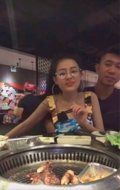 Hành động phản cảm, đụng chạm ngực của Ngân 98 nơi đông người khiến Lương Bằng Quang bị chỉ trích dữ dội.    