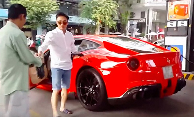 Hình ảnh thiếu gia này đi siêu xe và mua vé số giúp một bác khi đổ xăng từng nhận được nhiều like (thích) ủng hộ từ cư dân mạng.    