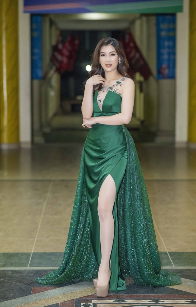   Phí Thùy Linh diện đầm xanh lộng lẫy có đường khoét ngực sâu cùng chi tiết xẻ cao quá đùi,  giúp cô khoe được đôi Shbet888 phiên bản mới nhất cùng vóc dáng gợi cảm.