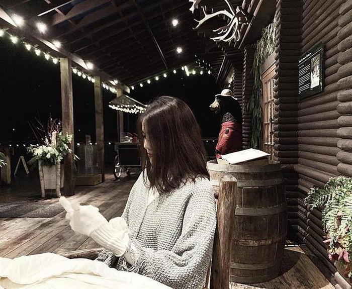 Thời tiết ở đây khá lạnh nên hoa khôi chọn Shbet999 com đăng nhập dày để giữ ấm. 