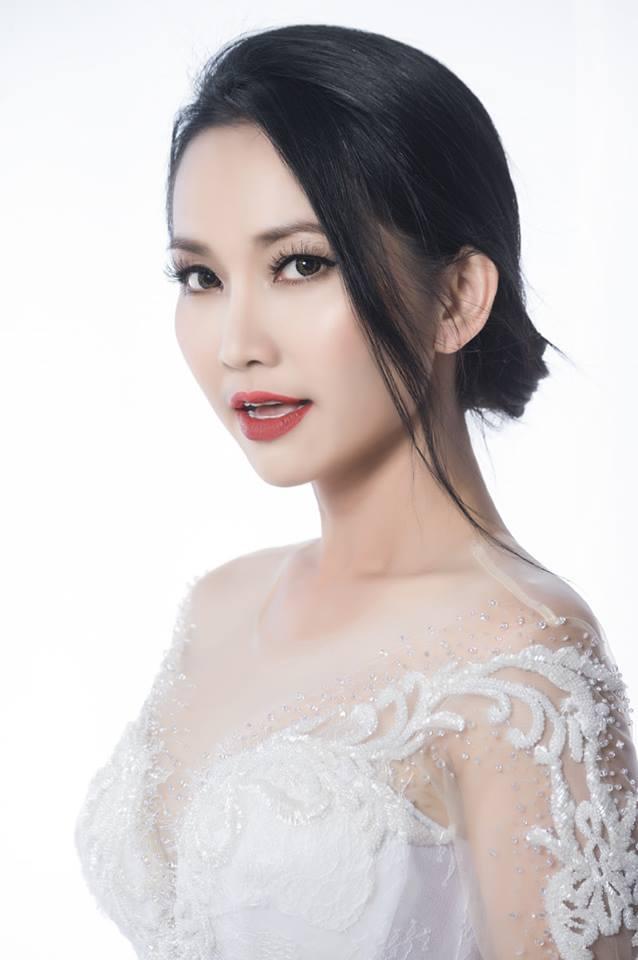 Sau ly hôn, cô một mình nuôi con trai cho đến khi gặp và bén duyên với doanh nhân Andy.