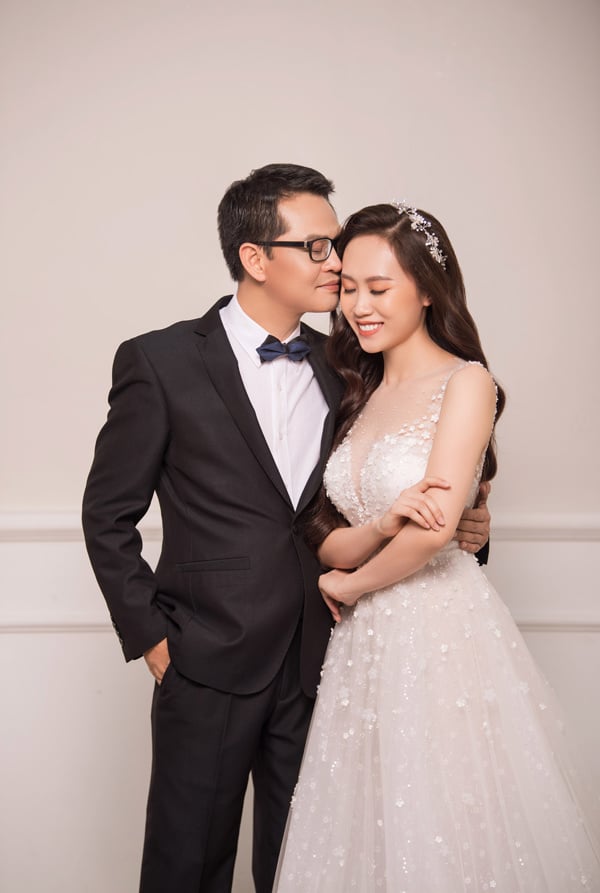 Bất ngờ kết hôn ở tuổi 46 nên Shbet16 chơi game trực tuyến hiện tại của diễn viênTrung Hiếu được truyền thông khá quan tâm. Được biết, sau hôn lễ được tổ chức tại nhà gái ở Sơn La vào ngày 18/1 vừa qua, đôi vợ chồng son không có đêm tân hôn, cũng không có tuần trăng mật.    Nghệ sĩ Trung Hiếu tiết lộ lý do rằng công việc của nhà hát dịp cuối năm rất bận. Anh chia sẻ: “Hiện tại, tôi không phải làm nghệ thuật không mà còn kiêm thêm công việc quản lý nên cũng khá bận rộn. Từ đầu năm nhà hát dựng 4 vở, bên cạnh đó còn làm 4 chương trình ở bên ngoài cùng một loạt cho các tỉnh, thành nên việc tổ chức Quatrian shbet hiện đang mở dịp cuối năm, chúng tôi chỉ có thể tổ chức tại nhà cô dâu ở Sơn La trước.    Vì nếu mình tổ chức ở Hà Nội thì anh em ở các miền Bắc - Trung - Nam về sẽ rất vất vả, toàn những người lớn tuổi. Sau đó khoảng tháng 2 âm lịch, khi công việc đỡ bận rộn hơn chúng tôi sẽ tổ chức ở Thái Bình. Thực sự tôi không muốn làm rình rang, đình đám. Tính của tôi chắc mọi người cũng biết rồi, chỉ làm kín đáo, nhẹ nhàng thôi.