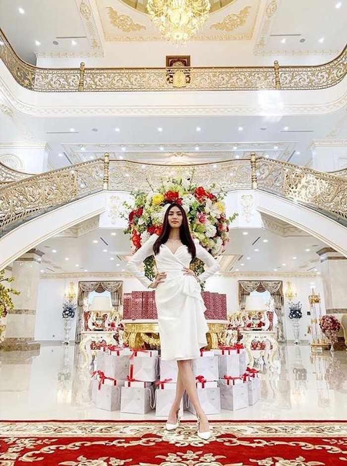 Thời gian gần đây, Lan Khuê cũng thu hút sự chú ý, khi hé lộ một số hình ảnh biệt thự lộng lẫy của Shbet111 slot, casino, thể thao, xổ số nhà chồng. Với gam màu trắng chủ đạo cùng nội thất màu vàng hoàng gia lộng lẫy, lấp lánh, nơi ở của Lan Khuê khiến người hâm mộ không khỏi ghen tị. 