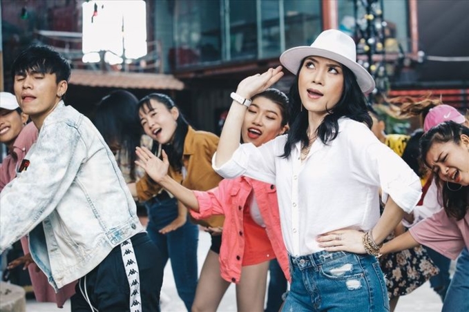 MV “Người hãy quên em đi” còn khiến nhiều khán giả “phát cuồng” với những biểu cảm 