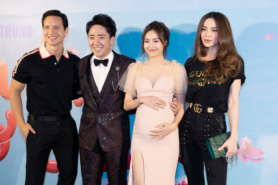 Không cầu kỳ như mọi lần, Hồ Ngọc Hà xuất hiện cá tính khi mặc nguyên set màu đen năng động tone sur tone với bạn trai Kim Lý.    