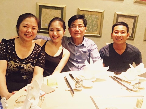 Bố Hương Tràm là NSND Tiến Dũng.