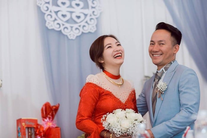 Đinh Tiến Đạt và bà xã 9X xinh đẹp hạnh phúc trong ngày cưới.
