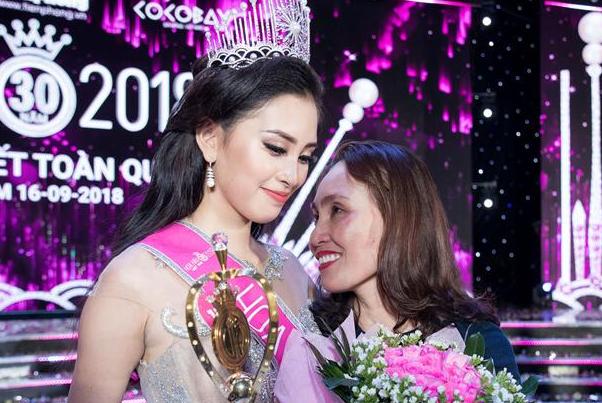 Hoa hậu Tiểu Vy hạnh phúc bên mẹ chồng đêm đăng quang.