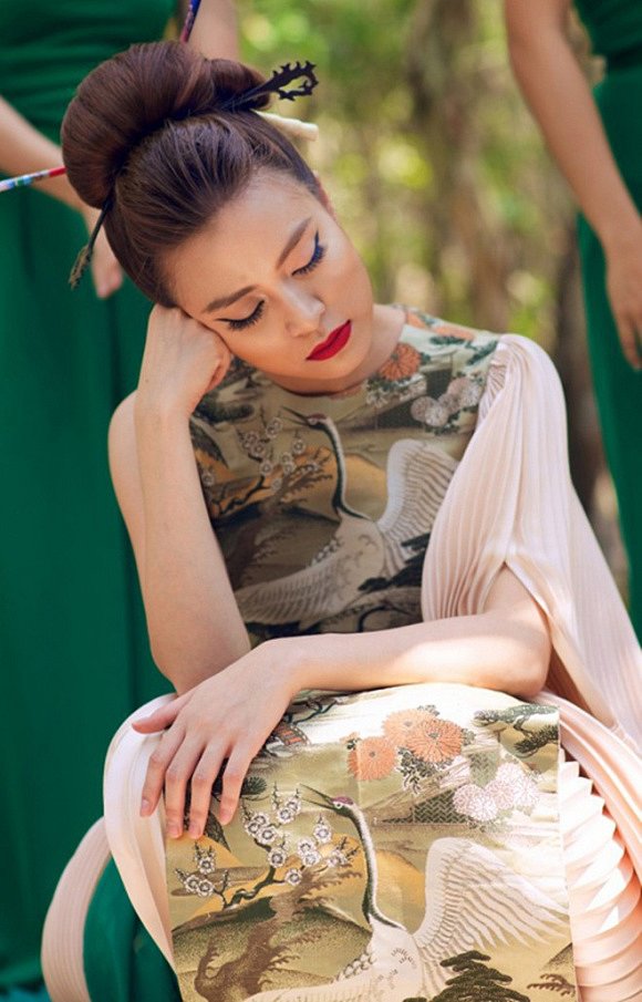 Hình ảnh khó quên của Hoàng Thùy Linh khi tranh thủ chống cằm chợp mắt ngay trên phim trường.