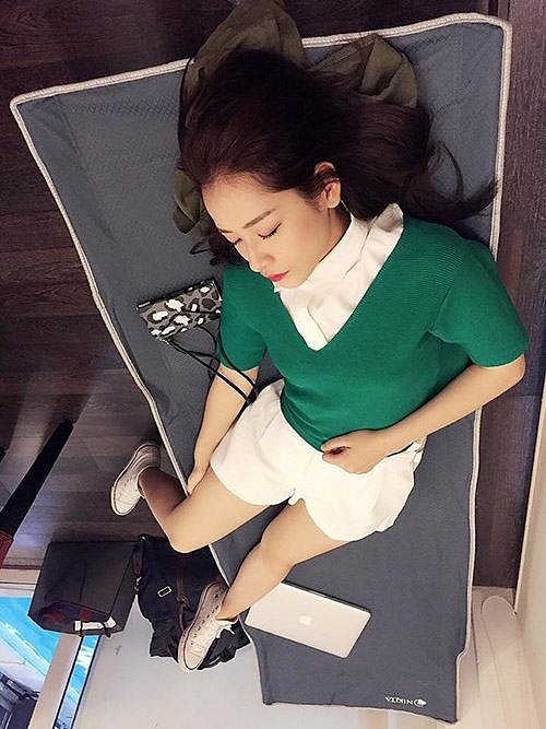 Giữa những lúc thay đổi bối cảnh, Chi Pu thường tranh thủ nghỉ ngơi chợp mắt sau những lúc làm việc căng thẳng. Dù chỉ là ngủ gật thôi nhưng cô nàng vẫn khiến nhiều người trầm trồ khen ngợi