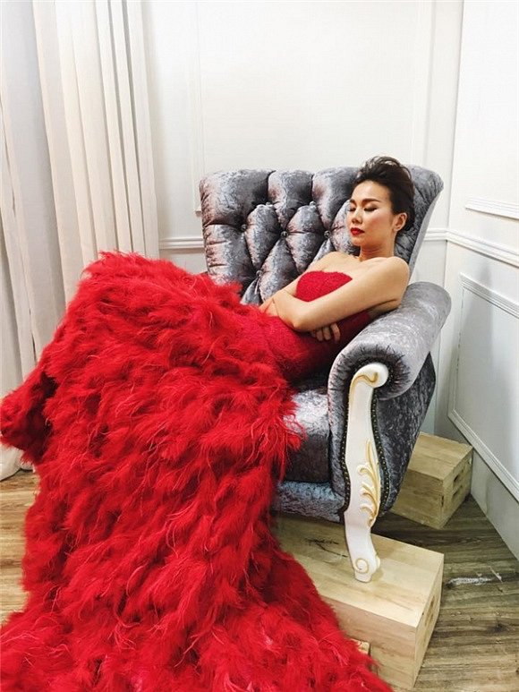 Khí chất của siêu mẫu Thanh Hằng được thể hiện ngay cả khi ngủ gật. Chân dài sinh năm 1983 lộng lẫy như một con chim công khi say giấc nồng    
