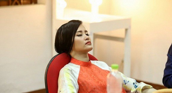 Khoảnh khắc đẹp của Đông Nhi trong hậu trường một đêm diễn.
