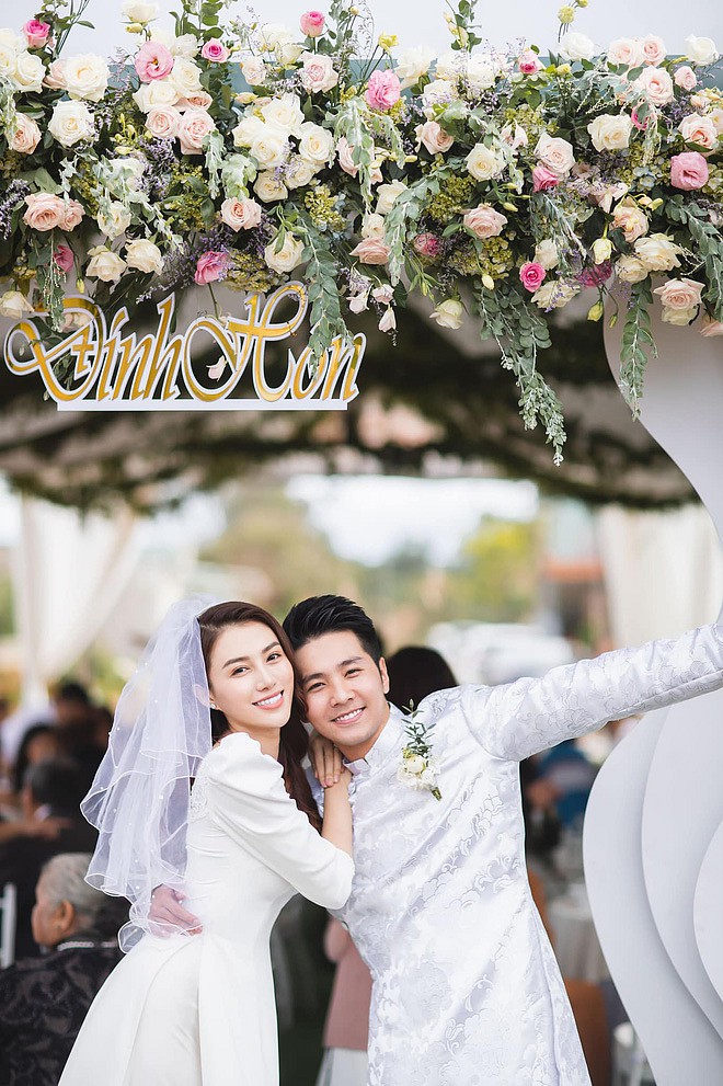 Khoảnh khắc hạnh phúc của vợ chồng Lê Hà trong đám hỏi ngày 30/12 vừa qua.    