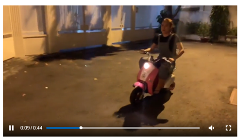 Mỹ Tâm khiến fan thích thú với hình ảnh đi bão chúc mừng tuyển Việt Nam bằng xe điện trẻ em.