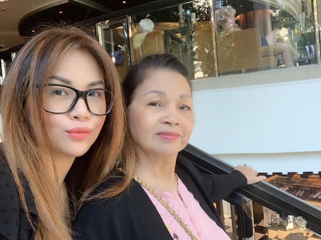 Trước đó, Minh Tuyết vẫn thản nhiên đi du lịch cùng mẹ và không có phản hồi gì    