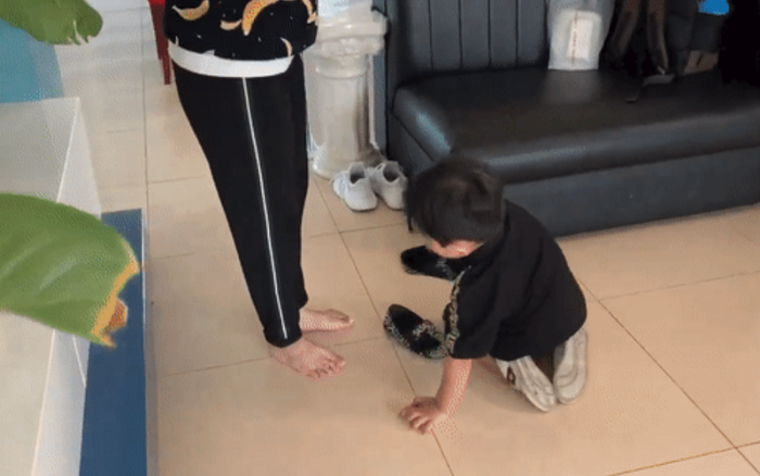Kutin ga lăng đeo giày cho mẹ Khánh Thi.