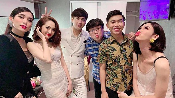 Mới đây, trên trang cá nhân của nghệ sĩ Gia Bảo đã chia sẻ loạt hình ảnh của đoàn nghệ sĩ Việt đi lưu diễn tại Úc. Không khó để nhận ra Bảo Anh và Hồ Quang Hiếu cùng có mặt trong chuyến đi lưu diễn này.    Thay vì ngại ngùng như những cặp đôi đã chia tay, Hồ Quang Hiếu và Bảo Anh lại khá thoải mái khi gặp lại. Cả hai còn đứng cạnh nhau trong một khung hình. Trên trang cá nhân của mình, Hồ Quang Hiếu và Bảo Anh cũng chia sẻ hình ảnh của riêng mình trong chuyến lưu diễn. Trước đó khá lâu, ở tiệc cưới của Nhã Phương - Trường Giang thì sự xuất hiện của Hồ Quang Hiếu và Bảo Anh đã thu hút rất nhiều sự quan tâm từ công chúng. Cả hai không chỉ diện cùng Shbet999 com đăng nhập có tông màu trắng, mà còn sánh đôi cùng nhau và ngồi cùng bàn, khiến khá nhiều người bất ngờ.    Đặc biệt, một bức ảnh ghi lại khoảnh khắc Hồ Quang Hiếu đang nhìn tình cũ hết sức tình cảm đã được dân mạng chia sẻ và hút lượng like 