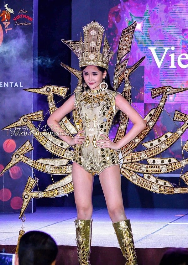 Thời gian qua, từ ngày Lê Âu Ngân Anh chính thức lên đường sang Philippines cho đến đêm chung kết của chương trình Hoa hậu Liên lục địa – Miss Intercontinental 2018 thì các thông tin và diễn biến của cô luôn nhận được sự chú ý của mọi người.    Vào tối ngày 26/1 vừa qua, chung kết cuộc thi  Miss Intercontinental (Hoa hậu Liên lục địa) 2018 đã diễn ra tại Phillipines. Không nằm ngoài dự đoán trước đó, Lê Âu Ngân Anh đã có mặt trong Top 6 nhờ vào lượt bình chọn của khán giả. Bên cạnh đó, cô cũng đạt giải Á hậu 4 của cuộc thi. Tuy nhiên, ngay sau khi cuộc thi khép lại, chuyên gia sắc đẹp Anjo Santos đến từ Philippines - cũng chính là người đã dạy cho Ngân Anh catwalk đã lên tiếng tố cô mua giải và được biết trước câu hỏi ứng xử.Mới đây nhất, dù cộng đồng mạng liên tục chỉ trích thì mẹ ruột của người đẹp cũng vẫn nhanh chóng gửi lời cảm ơn đến những bạn bè, người thân đã ủng hộ cho con gái. Trên trang cá nhân, cô Âu Nguyệt Quế chia sẻ: “Cám ơn tất cả bạn bè trên facebook của mình mấy ngày qua đã yêu mến và vote ủng hộ tinh thần cho Ngân Anh nhé”.    Trước đó, mẹ của Ngân Anh luôn xuất hiện trong những thời khắc quan trọng của cô như sau đăng quang Hoa hậu Đại dương, tiễn con gái đi thi cuộc thi quốc tế. Được biết, vì chương trình mọi thứ đều được thắt chặt nên các thí sinh dường như không có ê-kíp và người thân sang hỗ trợ trong những đêm thi. Chính lẽ đó mà Shbet111 slot, casino, thể thao, xổ số Ngân Anh cũng chỉ theo dõi con gái tại quê nhà.    