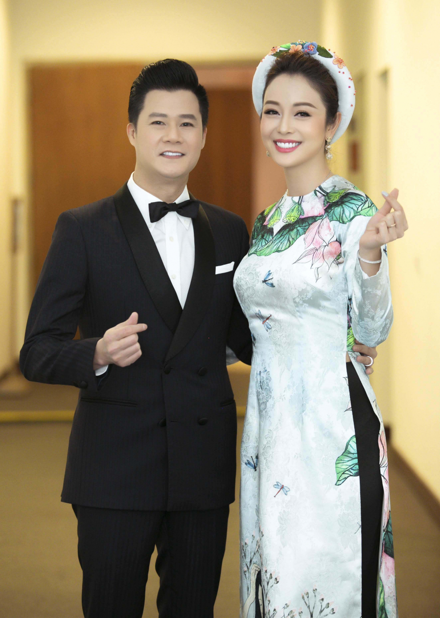 Mới đây, Jennifer Phạm dẫn dắt chương trình Xuân Quê Hương 2019 tại Trung Tâm Hội Nghị Quốc Gia cùng MC Lê Anh. Đây là sự kiện thường niên do Ủy ban Nhà nước về người Việt Nam ở nước ngoài và Bộ  Ngoại giao tổ chức, Tổng Bí Thư, Chủ Tịch Nước Nguyễn Phú Trọng chủ trì. Chương trình dành cho kiều bào ở khắp nơi trên thế giới trở về quê hương đón Tết Nguyên Đán. Qua nhiều năm, chương trình Xuân Quê hương đã trở thành một món quà cho Việt kiều ở khắp nơi trên thế giới vào dịp cuối năm, đáp ứng tâm tư, nguyện vọng được trở về quê hương mỗi dịp Tết đến Xuân về của kiều bào trên toàn thế giới. Đặc biệt, Jennifer Phạm còn có dịp hội ngộ chồng cũ - ca sĩ Quang Dũng.  Khi gặp lại, cả hai đã không ngại ôm eo tình tứ trong hậu trường.    Được biết, thời điểm sau chia tay, Quang Dũng và Jennifer Phạm có thời gian cắt đứt liên lạc vì không tìm được tiếng nói chung.  Phải mất vài năm, cả hai mới giải quyết được mâu thuẫn để cùng nhau nuôi dạy con trai chung, bé Bảo Nam.  Jennifer Phạm đã tìm được mái ấm hạnh phúc bên ông xã doanh nhân Đức Hải. Bé Bảo Nam cũng được cô đưa về nước học tập và sinh sống sau 7 năm xa cách. Hiện tại, Jennifer Phạm đã tìm được mái ấm hạnh phúc bên ông xã doanh nhân Đức Hải. Bé Bảo Nam cũng được cô đưa về nước học tập và sinh sống sau 7 năm xa cách.    