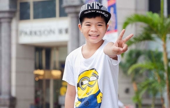 Cậu dành được sự yêu mến của rất nhiều khán giả không chỉ với giọng ca nội lực mà còn vì ngoại hình đáng yêu, nhí nhảnh   