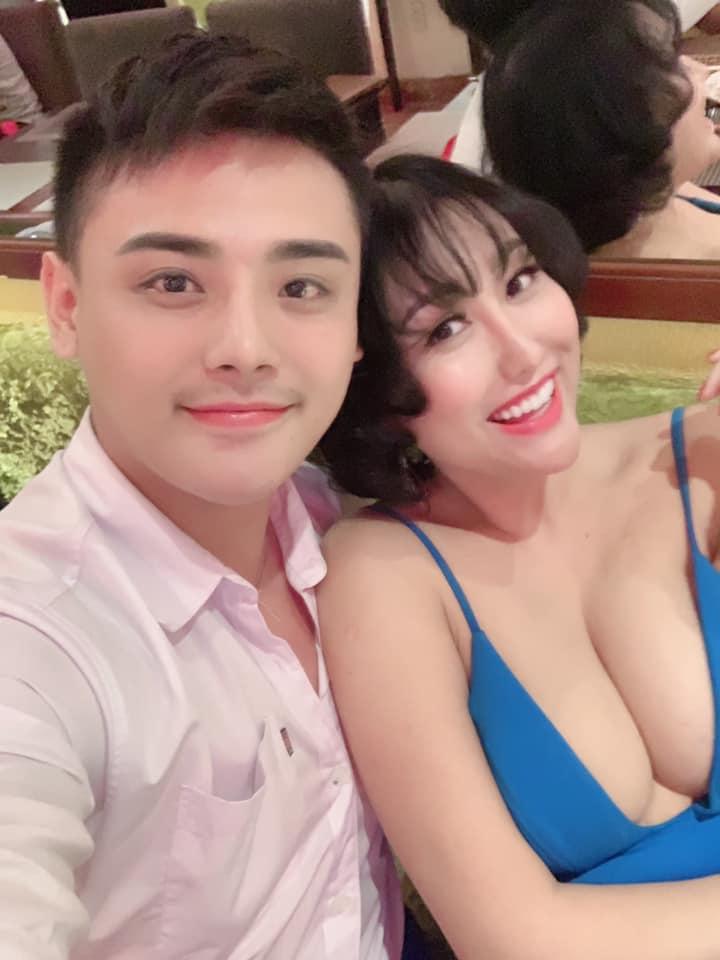 ... hay đi chơi cùng bạn bè