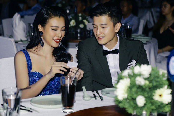Sau chia tay, hai người vẫn quan tâm, thân thiết với nhau tại sự kiện.  