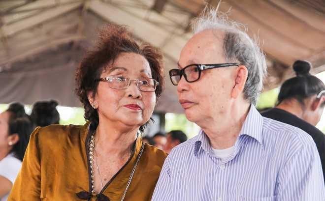 Bố mẹ Hoài Linh sống ở Mỹ, đã ngoài 80 nhưng vẫn rất khoẻ mạnh, minh mẫn. Trong lễ khánh thành nhà thờ Tổ nghề do Hoài Linh xây dựng, ông bà cũng có dịp về thăm quan.    