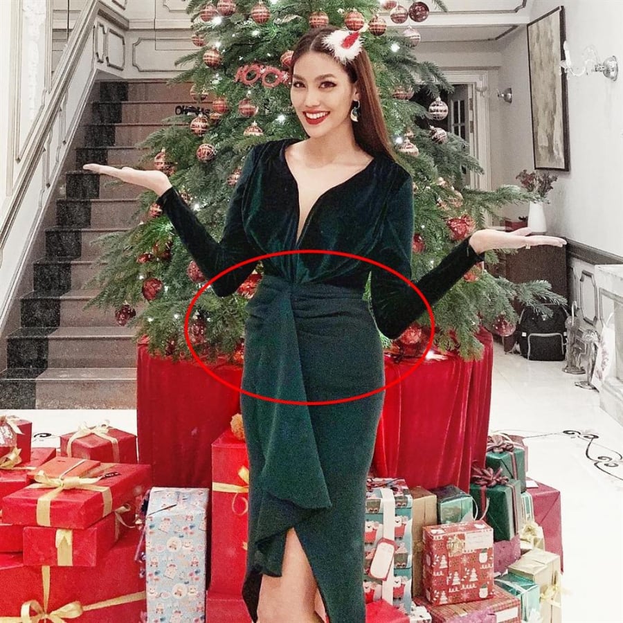 Lan Khuê mặc đầm nhung màu xanh, đứng trước rất nhiều hộp quà đỏ đúng tinh thần Noel nhưng vòng 2 của cô lại khiến nhiều người đặt dấu hỏi.    