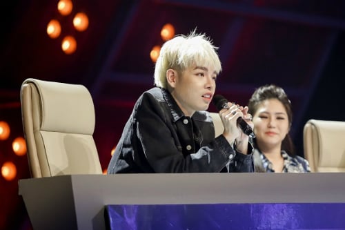 Dù bị nghi ngờ chuyên môn, Đức Phúc cho biết anh luôn đặt cái tâm vào từng lời nhận xét thí sinh.    