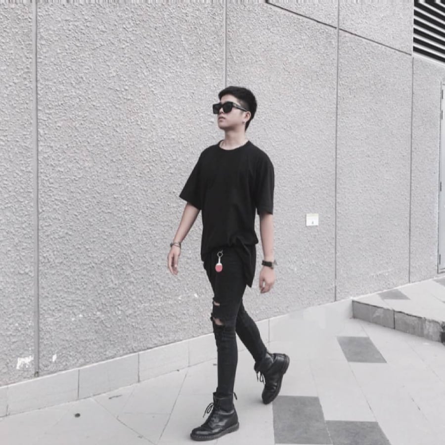 Trái ngược vẻ nhắng nhít trong quá khứ, Quang Anh rất yêu thích phong cách bụi bặm và cá tính.  