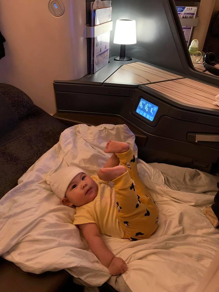 Cô bé vô cùng lanh lợi, đáng yêu và được nhận xét thừa hưởng nhiều nét đẹp từ mẹ.