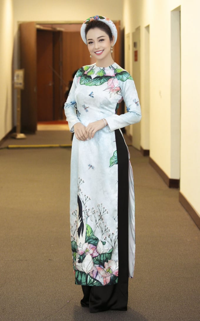 Tối cùng ngày, Jennifer Phạm dẫn dắt chương trình Xuân Quê Hương 2019 tại Trung Tâm Hội Nghị Quốc Gia cùng MC Lê Anh. Cô diện Shbet999 com đăng nhập áo dài Thuỷ Nguyễn.