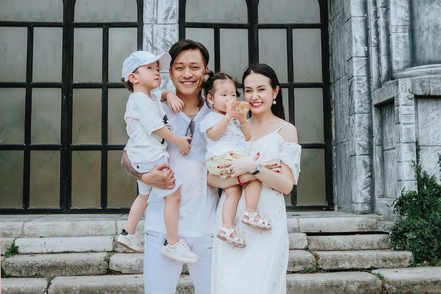 Riêng Tuấn Hưng cũng đang hạnh phúc bên bà xã và hai thiên thần nhỏ đáng yêu.    